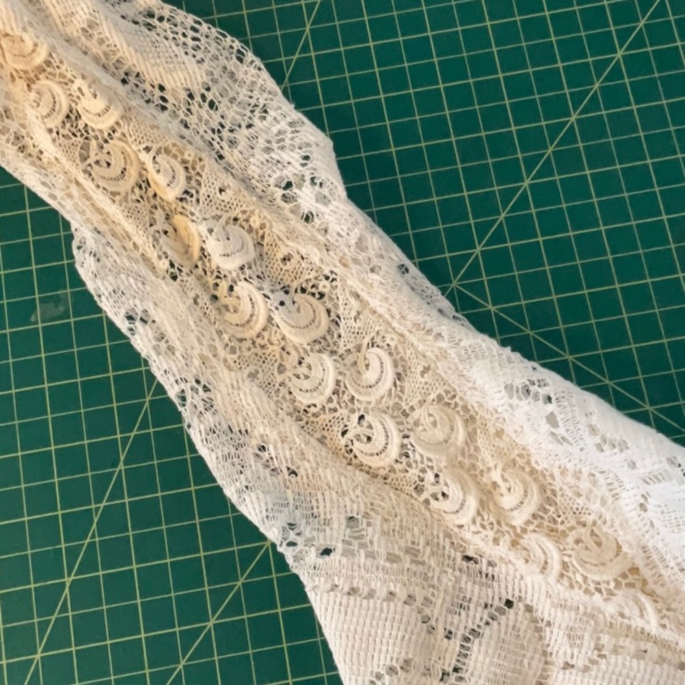 Vintage lace tablecloth maxi dress with angel sleeves - Picture 6 of 6